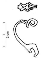 FIB-3898 - Fibule de type San Bernardo
bronze
TPQ : -125 - TAQ : -75
Variante du type de Nauheim dont l'arc porte à son sommet une plaque rectangulaire échancrée d'une large encoche rectangulaire de chaque côté ; ressort à quatre spires, corde interne et porte-ardillon trapézoïdal ajouré.