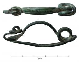 FIB-3905 - Fibule laténienne à ressort sur le pied
bronze
TPQ : -450 - TAQ : -375
Fibule à ressort court (2 ou 4 spires), arc légèrement renflé avec une côte médiane marquée d'encoches transversalesparallèles; le pied redressé vers l'arc se termine par un faux ressort, identique à celui de la fibule.