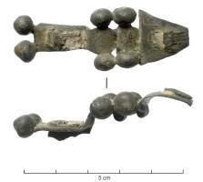 FIB-3907 - Fibule à plaque, de type liburne
argent
TPQ : -350 - TAQ : -200
Grande fibule, composée d'une plaque allongée formant généralement plusieurs plis, qui servent à maintenir en place des bâtonnets transversaux, terminés par des ornements globuleux (qui peuvent également se retrouver à l'extrémité du pied). Divers ornements (plaques, rosettes parfois dorées) peuvenet être rapportées sur cette plaque principale. Le ressort est unilatéral à 2 ou 3 spires, recouvert par l'extrémité de la plaque.