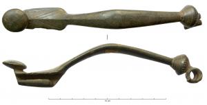 FIB-3909 - Fibule de type Certosa, type X
bronze
TPQ : -450 - TAQ : -400
Fibule à ressort unilatéral à 3 spires, arc foliacé coulé, interrompu à la tête par une nodosité coulée; étranglé à la base de l'arc, le pied s'élargit à nouveau et prend une section en T avant de se terminer par un bouton coulé et aplati, légèrement redressé.