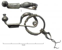 FIB-3914 - Fibule de type certosoïde
argent
TPQ : -350 - TAQ : -200
Fibule à arc légèrement renflé, souvent limité, ou entrecoupé de nodosités en relief; le pied allongé est plat (section en C aplatie sur le dessus) et terminé par un bouton conique mouluré, redressé (généralement coulé avec la fibule, plus rarement riveté); le ressort est unilatéral à 2 ou 3 spires.