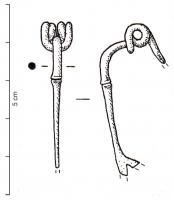 FIB-3922 - Fibule de Nauheim
bronze
TPQ : -120 - TAQ : -50
Fibule de Nauheim classique (ressort à 4 spires, corde interne, arc tendu) mais à section ronde. L'arc présente la particularité de posséder à son sommet une petite bague coulée ou rapportée, strictement décorative.
