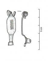 FIB-3937 - Fibule à arc plat
bronze
TPQ : -30 - TAQ : -15
Fibule à ressort à 4 spires et corde interne. L'arc est de forme rectangulaire et de section rubanée, il peut être orné d'un décor de lignes incisées. Il s'affine brusquement vers son pied, surélevé et généralement orné d'un bouton terminal carré et plat. Le porte ardillon est plein