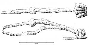 FIB-3941 - Fibule en fer à pied attaché à l'arc et perle
fer
TPQ : -260 - TAQ : -120
Fibule en fer de schéma La Tène II : l'arc filiforme se prolonge par un pied retourné qui vient se fixer au sommet de l'arc par une bague; entre l'extrémité du pied et cette bague, perle intermédiaire, parfois ciselée d'incisions, voire de reliefs curvilignes; ressort de 4 à 8 spires, corde externe.