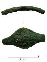 FIB-3958 - Fibule
bronze
TPQ : -120 - TAQ : -50
Fibule dont l'arc présente une forme centrale aplatie sans décor particulier identifiable.