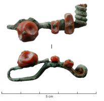 FIB-3977 - Fibule laténienne à pied orné de corail
bronze
TPQ : -300 - TAQ : -250
Fibule à arc plat, foliacé, de section plate ou épaisse, dans ce cas souvent barré d'encoches pour ornements rivetés en corail ; ressort à 6 ou 8 spires, corde externe ; le pied replié en direction de l'arc se termine par un disque et un bouton ; le disque présente une bossette centrale, perforée pour la fixation d'un décor riveté, composé d'un unique cabochon de corail.