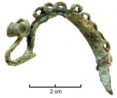 FIB-3979 - Fibule laténienne à ressort sur le pied et décor de bouclettes
bronze
TPQ : -450 - TAQ : -350
Fibule en bronze à arc creux dans lequel s'insère une série de bouclettes placées verticalement; petit ressort à l'extrémité du pied replié vers l'arc.