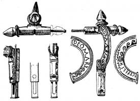 FIB-4001 - Fibule cruciforme à tiroir, inscrite
or
TPQ : 275 - TAQ : 300
Fibule cruciforme à arc étroit, section trapézoïdale mince ; bulbes fusiformes ; le système de fermeture est original : l'un des bulbes (probablement équipé d'une vis) se démonte et l'axe maintenant l'ardillon peut être retiré ; par ailleurs, le pied s'ouvre comme un tiroir, enserrant la pointe en position fermée.