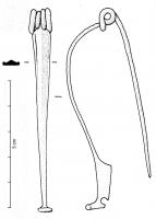 FIB-4040 - Fibule Feugère 6c
bronze
TPQ : 10 - TAQ : 70
Fibule à ressort bilatéral à 4 spires, corde interne, dont le porte-ardillon est le plus souvent plein, quelquefois percé voire ajouré, de forme plus souvent trapézoïdale que triangulaire ; arc triangulaire ou rectangulaire, à bords droits ou échancrés, de section souvent épaisse ou polyédrique.