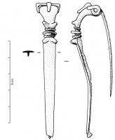 FIB-4050 - Fibule à ailettes de type atlantique
bronze
TPQ : -40 - TAQ : 1
Variante des types F.13a et F.13b : les ailettes sont ici remplacées par des cornes ; le disque est réduit, souvent coulé avec l'arc, encadré de deux annelets constitués d'un simple fil de bronze enroulé autour de l'arc. Ressort à corde externe, retenue par une griffe.
