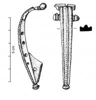 FIB-4057 - Fibule à arc non interrompu à charnière
bronze
TPQ : 75 - TAQ : 225
Fibule à arc tendu, occupé de la tête au bouton terminal du pied par de fortes côtes parallèles ; présence de protubérances latérales au sommet de l'arc et souvent de multiples protubérances, plus petites entre ce point et le pied, et parfois rapportées.