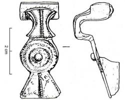 FIB-4062 - Fibule type Feugère 17
bronze
TPQ : -15 - TAQ : 10
Type à couvre-ressort quadrangulaire, arc trapu semi-circulaire, plaque intermériaire circulaire et pied en queue de paon.