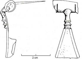 FIB-4066 - Fibule Feugère 18a2
bronze
TPQ : 20 - TAQ : 70
Type à couvre-ressort cylindrique, arc trapu orné de moulures transversales (parfois très vague évocation d'un corps de lion à la tête dressée), pied constitué d'une plaque triangulaire en queue de paon.