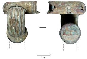 FIB-4074 - Fibule à queue de paon (F.19a1)
bronze
TPQ : 5 - TAQ : 60
Fibule à queue de paon, couvre-ressort cylindrique et plaque circulaire distincte du pied (l'arc et le pied sont donc formés par une pièce continue, sur laquelle le disque est rapporté). Décor de cannelures sur l'arc et le pied, fines incisions sur le couvre-ressort. Sur la collerette est rapportée une colerette en tôle ajourée, fixée entre l'arc, le disque et le pied au moment de l'assemblage de ces trois parties par rivetage.