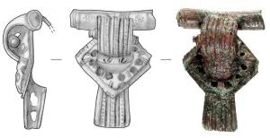 FIB-4081 - Fibule à queue de paon (F.19d1)
bronze
TPQ : -15 - TAQ : 50
Fibule à queue de paon, plaque losangique ornée d'une collerette ajourée rapportée, dont la plaque et le pied consistent en deux pièces distinctes.