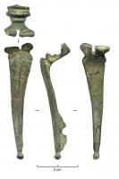 FIB-4096 - Fibule à charnière
bronze
TPQ : 50 - TAQ : 300
Fibule à charnière dont l'arc - constitué par un bulbe entouré de 2 moulures - forme presque un angle droit avec le pied bouleté, orné d'une arête centrale à grènetis et de deux lignes latérales à grènetis également ; porte-ardillon percé d'un trou unique.