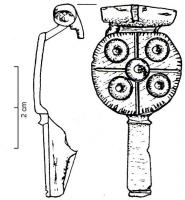 FIB-4099 - Fibule à charnière, décor oculé
bronze
TPQ : 40 - TAQ : 150
Fibule à arc formé d'une plaque discoïdale, souvent à décor oculé ; le plus souvent deux lignes excisées séparent ce support en quartiers, chaque division étant marquée en son centre par un ocelle ou un décor poinçonné; il arrive que ces quartiers soient absents.