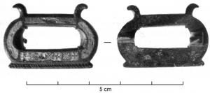 FIB-41006 - Fibule skeumorphe : scie à cadre
bronze
TPQ : 200 - TAQ : 300
Fibule ajourée, en forme de scie à cadre dont on reconnaît les côtés arrondis, les montants à crochets pour tendre la corde, et même la lame avec ses dents préciséemnt indiquées.