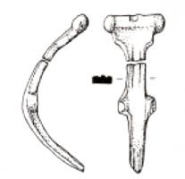 FIB-4101 - Fibule à protubérances latérales F.23d1
bronze
TPQ : 50 - TAQ : 250
Fibule à arc bipartite ; il se compose, du côté de la tête, d'une plaque de forme varianble (rectangle, triangle...) marquée de cannelures longitudinales prolongée sur les côtés par deux boutons moulurés ; le pied peut être lisse ou  entièrement occupé par des moulures transversales ; bouton terminal.