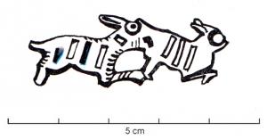 FIB-41027 - Fibule zoomorphe, groupe : chien et lièvre
bronze
TPQ : 100 - TAQ : 200
Broche plate, émaillée sur le corps et l'œil du chien, également orné de fines incisions : chien poursuivant un lièvre à droite.