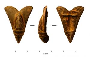 FIB-41032 - Fibule zoomorphe : cigale
bronze
TPQ : 350 - TAQ : 500
Fibule en forme de cigale, non émaillée, le corps bien formé avec des reliefs réalistes, ailes plates portant un fin décor incisé.