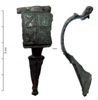 FIB-4103 - Fibule émaillée
bronze
TPQ : 60 - TAQ : 125
L'arc est occupé par un bloc rectangulaire, divisé en quatre quartiers séparés par des gorges guillochées, et occupés par des fleurons émaillés à 4 pétales.