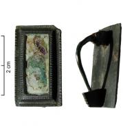 FIB-41056 - Fibule rectangulaire émaillée
bronze
TPQ : 120 - TAQ : 250
Fibule rectangulaire, comprenant une loge émaillée unique légèrement surélevée, à pourtour concave; les arêtes possèdent un décor guilloché.