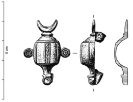 FIB-41076 - Fibule émaillée
bronze
TPQ : 100 - TAQ : 250
L'arc rectangulaire et fortement bombé creux dessous) est orné d'une ligne médiane ondée, et accosté de deux pastilles avec cercles concentriques; même motif sur le pied légèrement étiré; à la tête, croissant émaillé.