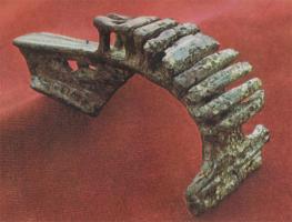 FIB-41087 - Fibule-sanglier
bronze
TPQ : 100 - TAQ : 260
Fibule à charnière, arc tendu, non interrompu, mais dont toute la partie supérieure est hérissée d'une succession de lames perpendiculaire, donnant à cette partie l'aspect d'un animal.