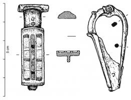 FIB-41091 - Fibule géométrique émaillée
bronze
TPQ : 120 - TAQ : 250
Fibule à charnière dont le pied forme un angle droit avec l'arc rectangulaire. Ce dernier peut être creusé d'une loge carrée du côté de la tête, ou simplement arrondi; l'arc rectangulaire est ensuite divisé en trois bandes parallèles comportant des carrés de verre et d'émail de couleurs alternées; porte-ardillon percé.