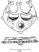 FIB-4109 - Fibule géométrique plate
bronze
TPQ : 40 - TAQ : 70
Fibule plate, dont la charnière disposée au revers comporte deux plaquettes coulées reliées par un axe en fer. Variante en forme de pelta étroite, aux pointes allongées et ornées de petits fleurons ; décor central de cercles concentriques avec motif perlé, avec souvent un cabochon incrusté au centre.