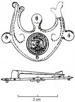 FIB-41110 - Fibule géométrique plate
bronze
TPQ : 40 - TAQ : 70
Fibule plate, dont la charnière disposée au revers comporte deux plaquettes coulées reliées par un axe en fer. Variante en forme de pelte aux pointes étirées vers le haut et ornées de petits fleurons ; décor central de cercles concentriques avec motif perlé, avec souvent un cabochon incrusté au centre. Tout autour, motifs poiçonnés (lignes, crosses) ; deux appendices en forme de pastilles sur les côtés.