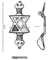 FIB-41114 - Fibule symétrique émaillée
bronze
TPQ : 120 - TAQ : 250
Fibule symétrique émaillée, avec un  corps central issu de deux trainagles affrontés par leurs pointes et superposés, divisé en cinq loges d'émail triangulaires, encadré de deux appendices moulurés, symétriques, à têtes de reptiles.
