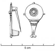 FIB-4111 - Fibule géométrique plate
bronze
TPQ : 40 - TAQ : 70
Fibule plate, dont la charnière disposée au revers comporte deux plaquettes coulées reliées par un axe en fer. Variante en forme de goutte (cercle avec étirement vers le bas), fleurons sur le pourtour et décor central de cercles concentriques avec motif perlé, avec souvent un cabochon incrusté au centre.