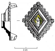 FIB-41125 - Fibule losangique émaillée
bronze
TPQ : 100 - TAQ : 300
Fibule émaillée en forme de broche losangique ; au centre, losange surélevé, occupé par une loge émaillée unique (mais pouvant accueillir des inclusions de verre), de forme également losangique, avec parfois un bouton émaillé surélevé. Sur les gradins, guillochis, avec parfois une bordure de cercles concentriques sur le pourtour externe.