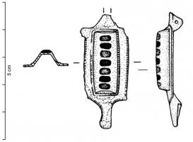 FIB-41128 - Fibule symétrique émaillée
bronze
TPQ : 100 - TAQ : 200
Fibule symétrique, de petite taille; l'arc rectangulaire comporte sept loges émailléees également rectangulaires, alignées dans une partie rectangulaire en relief ; la tête et le pied, symétriques, sont constitués de simples boutons.