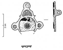 FIB-41130 - Fibule symétrique émaillée
bronze
TPQ : 100 - TAQ : 300
Broche plate dont le corps central est un disque avec pastille émaillée au centre, disques émaillés sur le pourtour ; sur le pied, demi-cercle et disque émaillés (ce même motif certainement répété sur le pied).