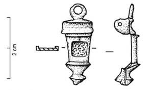 FIB-41131 - Fibule émaillée
bronze
TPQ : 100 - TAQ : 300
Petite broche dont le corps rectangulaire est creusé d'un carré émaillé ; la tête est ornée de moulurest et d'un anneau, le peid d'un simple bouton mouluré.