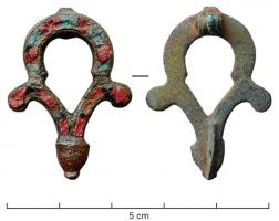 FIB-41143 - Fibule émaillée
bronze
TPQ : 100 - TAQ : 250
Broche en forme de couronne ou fleuron, formé d'une bande émaillée avec deux ergots latéraux en forme de crosse, réunis à la base par un bouton mouluré.