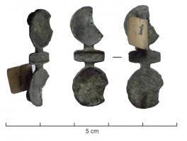 FIB-41145 - Fibule de type Philippe 34c
bronze
TPQ : 1 - TAQ : 250
Fibule constituée de deux cupules circulaires, légèrement creuses, reliées par une moulure transversale.