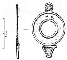 FIB-41160 - Fibule émaillée
bronze
TPQ : 150 - TAQ : 300
Fibule constituée d'une couronne d'émail (parfois accostée de disques émaillés) à vide central, avec deux appendices symétriques émaillés : un disque et à l'opposé, un triangle.