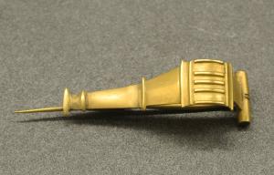 FIB-41167 - Fibule à charnière
or
TPQ : 1 - TAQ : 100
L'arc est divisée en deux parties : près de la charnière, une zone rectangulaire est ornée de 5 cannelures placées entre des moulures transversales; le pied  lisse, interrompu par une moulure, se termine par un bouton mouluré aplati; charnière.