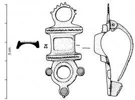 FIB-41170 - Fibule émaillée
bronze
TPQ : 140 - TAQ : 260
Fibule assymétrique, à arc quadrangulaire encadré de deux barrettes guillochées; on trouve une couronne crenelée ou lisse à la tête; le pied est composé de disques ocellés, ou d'un anneau avec 3 disques émaillés periphériques, disposés en triangles.
