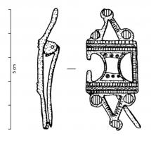 FIB-41176 - Fibule symétrique émaillée
bronze
TPQ : 100 - TAQ : 300
Fibule constituée de plusieurs éléments ajourés et maillés : au centre, un cadre carré ajouré de deux demi-cercles affrontés, autour d'un motif champlevé, guillochis en haut et en bas; de part et d'autre, recouvrant la charnière et le porte-ardillon, deux cadres triangulaires ajourés, avec disques émaillés aux angles.