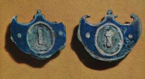 FIB-41180 - Fibule émaillée en forme de pelte (Böhme 981-982)
bronze
TPQ : 150 - TAQ : 250
Fibule en forme de pelte, émaillée en champlevé avec un médaillon central (ou plusieurs), également émaillé(s).