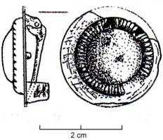 FIB-41185 - Fibule à cabochonbronze, verreTPQ : 150 - TAQ : 300Broche circulaire plate, ornée d'un gros cabochon en verre sombre ou bleu foncé, serti dans une couronne lisse, moulurée et/ou guillochée. Au revers, articulation à charnière.