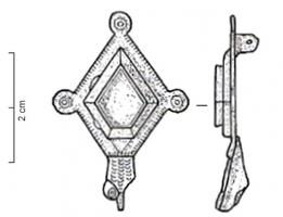 FIB-41189 - Fibule émaillée
bronze
TPQ : 100 - TAQ : 250
Broche à charnière, constituée d'une plaque losangique, creusée d'une loge unique émaillée, également losangique (au sommet, parfois un anneau évidé); ergots ou disques ocellés aux angles ; absence de tête; pied en forme de tête de reptile stylisée ; au revers, articulation à charnière entre deux plaquettes.