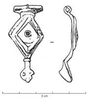 FIB-41209 - Fibule émaillée
bronze
TPQ : 100 - TAQ : 200
Fibule à arc losangique, creusée d'une seule loge d'émail légèrement surélevée sur gradins, parfois surmontée d'un croissant et accostée de disques ocellés; pied en tête de reptile; au revers, articulation à charnière sur deux plaquettes.