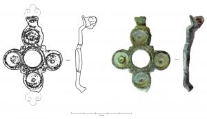FIB-41214 - Fibule symétrique émailléebronzeTPQ : 150 - TAQ : 300Fibule composée d'une couronne émaillée, avec 4 disques émaillés sur le pourtour, traversée par une bande axiale également émaillée; terminaisons symétriques en têtes de reptiles.