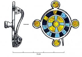 FIB-41218 - Fibule circulaire émaillée
bronze
TPQ : 150 - TAQ : 250
Fibule circulaire de petite taille, consistant en un simple disque émaillé, avec 4 disques émaillés sur le pourtour.